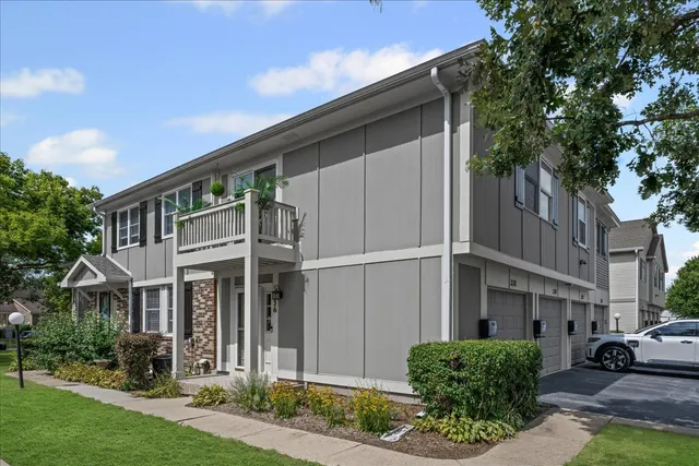 $330,000 | 336 Westwood Court, Unit 336, Vernon Hills, IL 60061