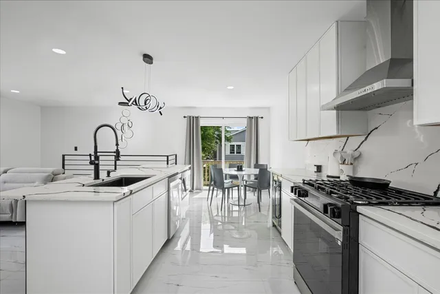 $330,000 | 336 Westwood Court, Unit 336, Vernon Hills, IL 60061