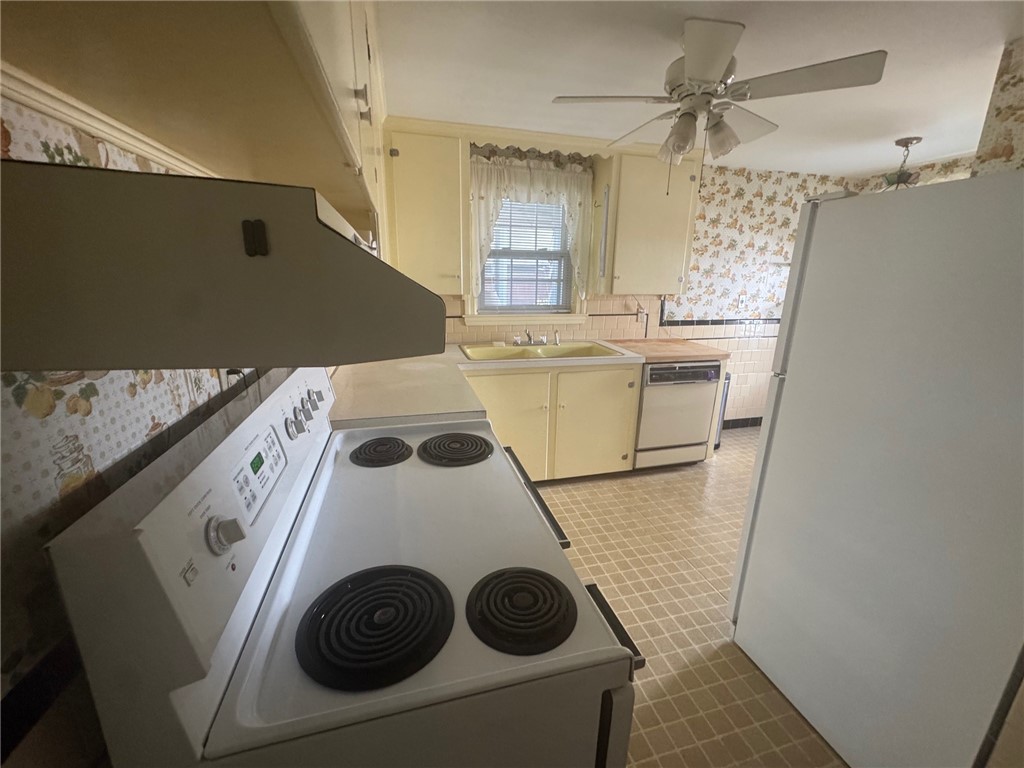 36 Brookwood Road Cranston, RI 02910 - Photo 4 of 17