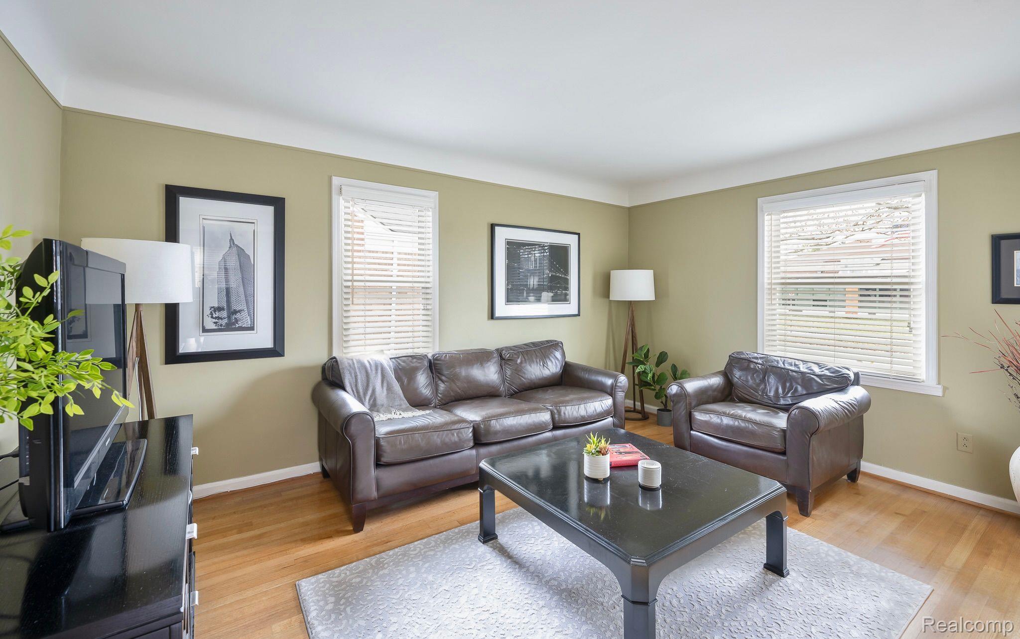 1750 East Melton Road Birmingham, MI 48009 - Photo 3 of 15 Living Room With Coved Ceiling