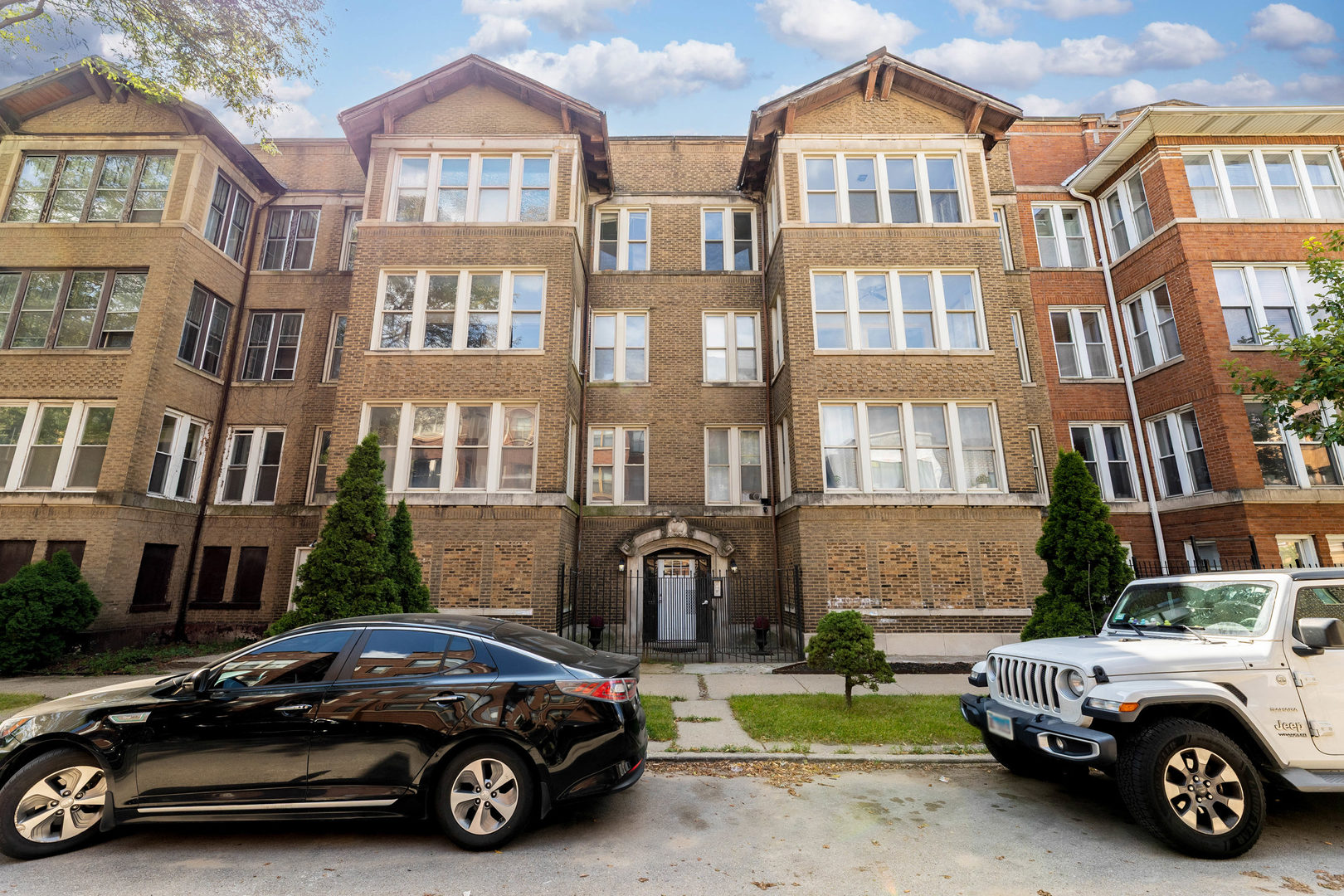 4722 South Ingleside Avenue, Unit 3N Chicago, IL 60615 - Photo 1 of 12 a car parked in front of a brick house