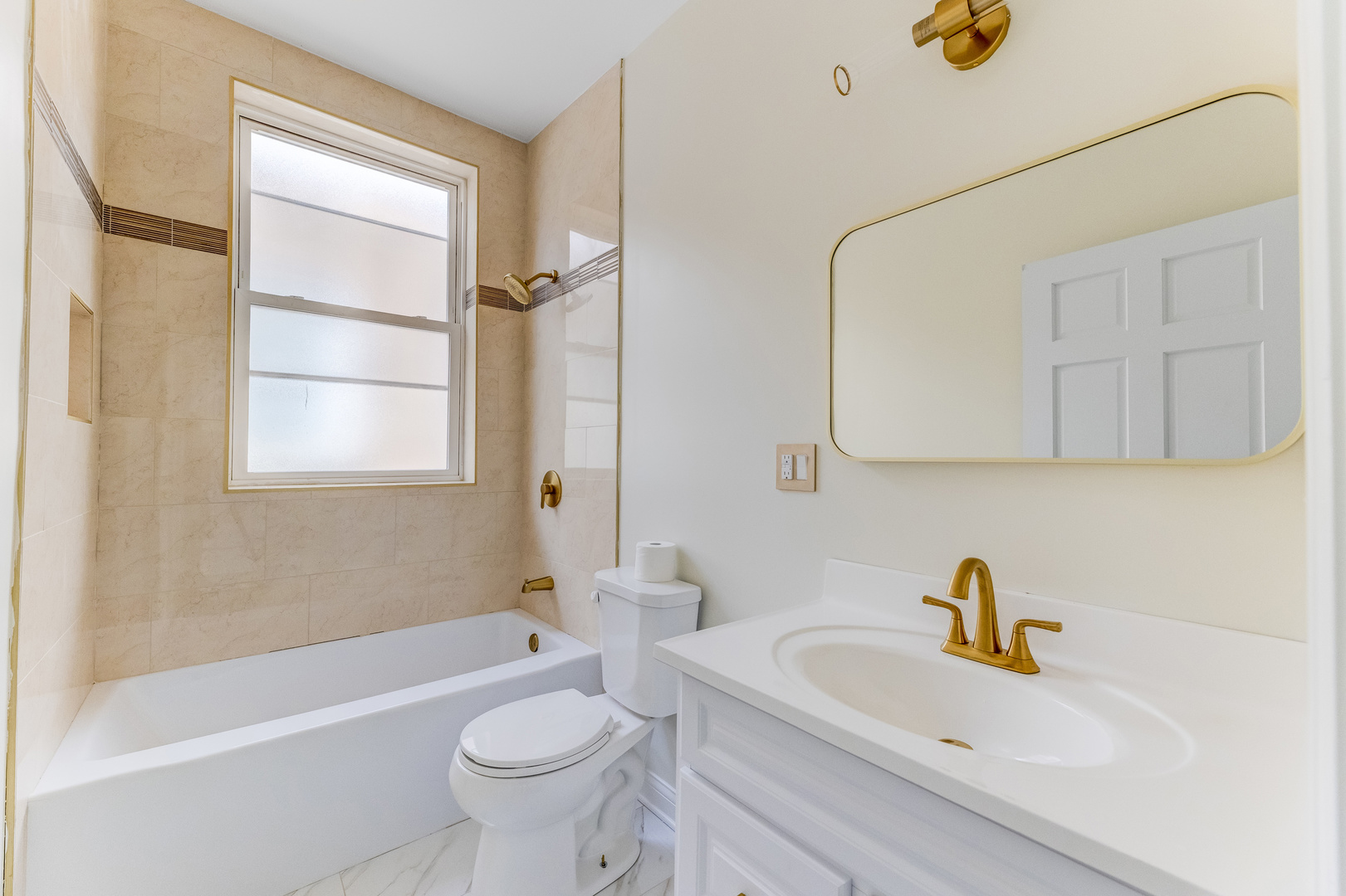 4722 South Ingleside Avenue, Unit 3N Chicago, IL 60615 - Photo 9 of 12 a bathroom with a sink a toilet and a bathtub