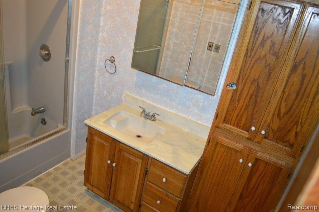 2450 East Coon Lake Road Howell, MI 48843 - Photo 29 of 49 Main bath