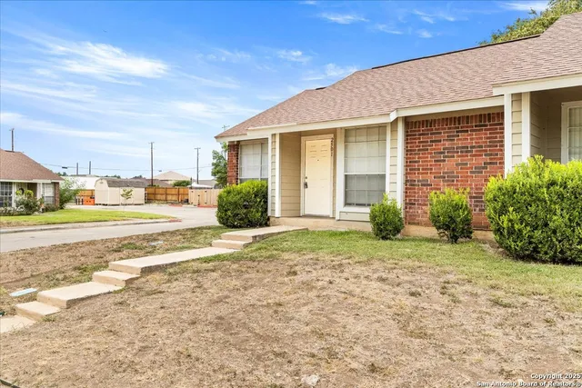 a view of a house with backyard and garden