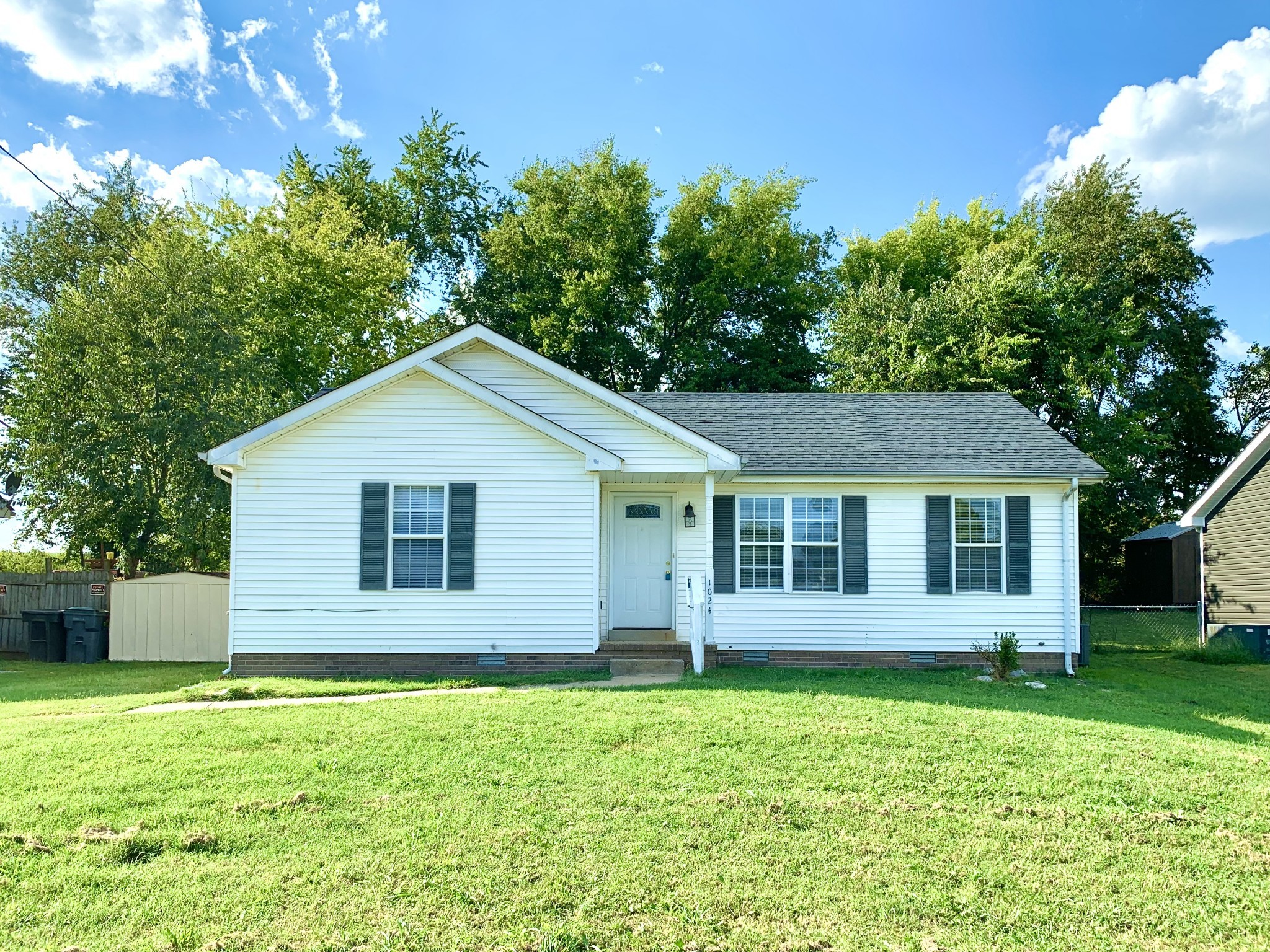 a view of a house with a backyard