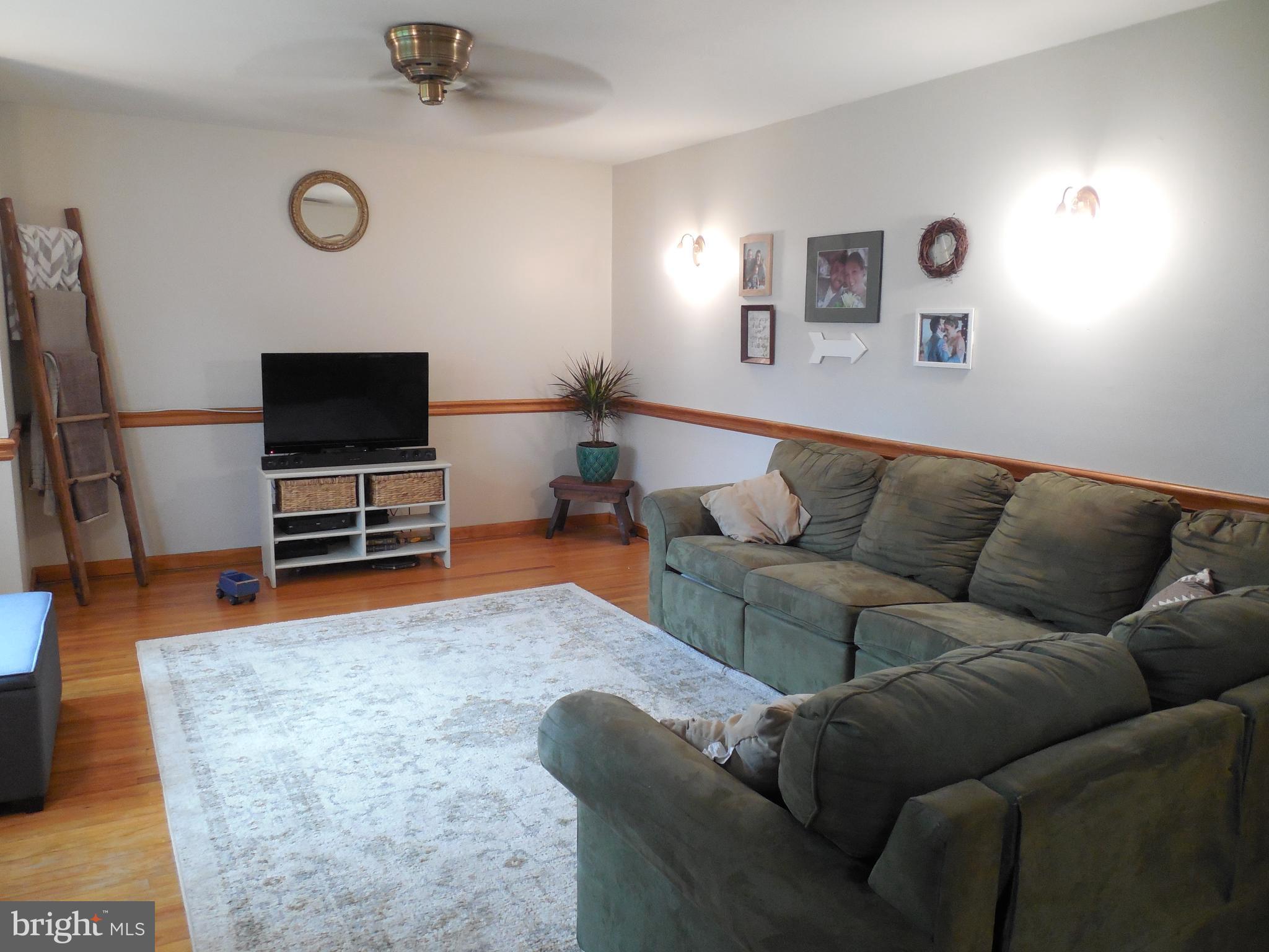 1644 Robert Road Lancaster, PA 17601 - Photo 6 of 14 Living Room