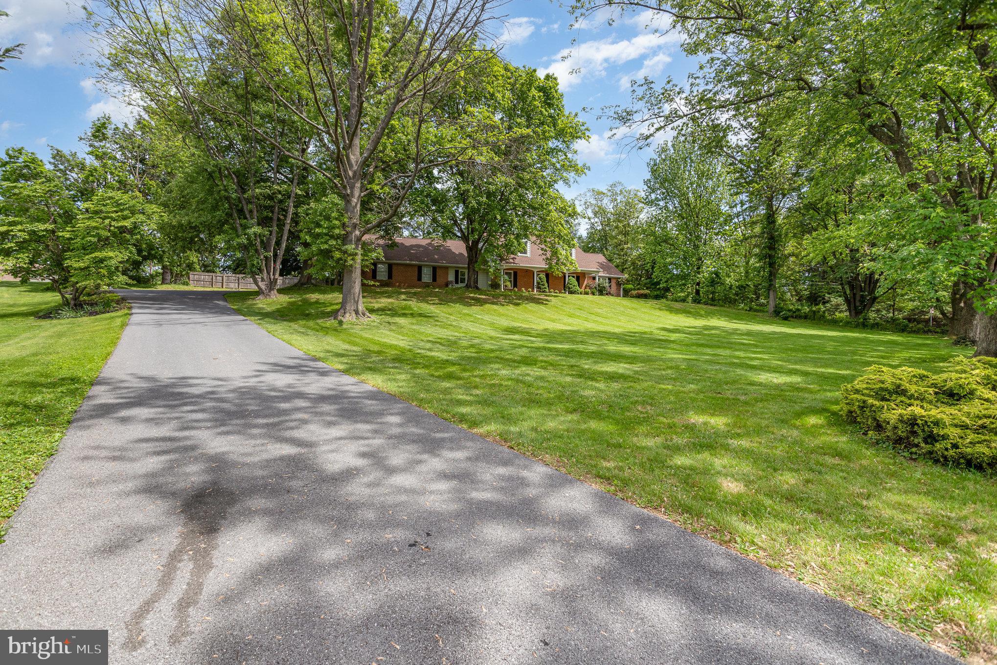 4210 Mc Intosh Road Harrisburg, PA 17112 - Photo 3 of 40 Large beautiful front yard