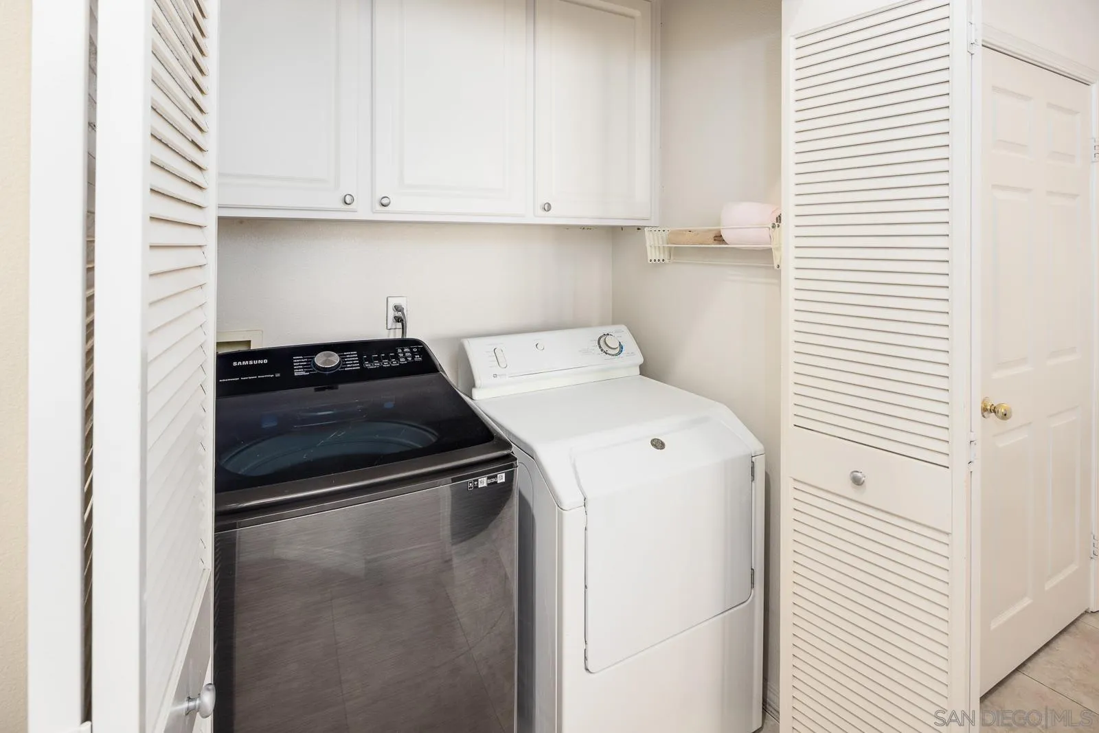828 D Coronado, CA 92118 - Photo 22 of 24 a utility room with dryer and washer