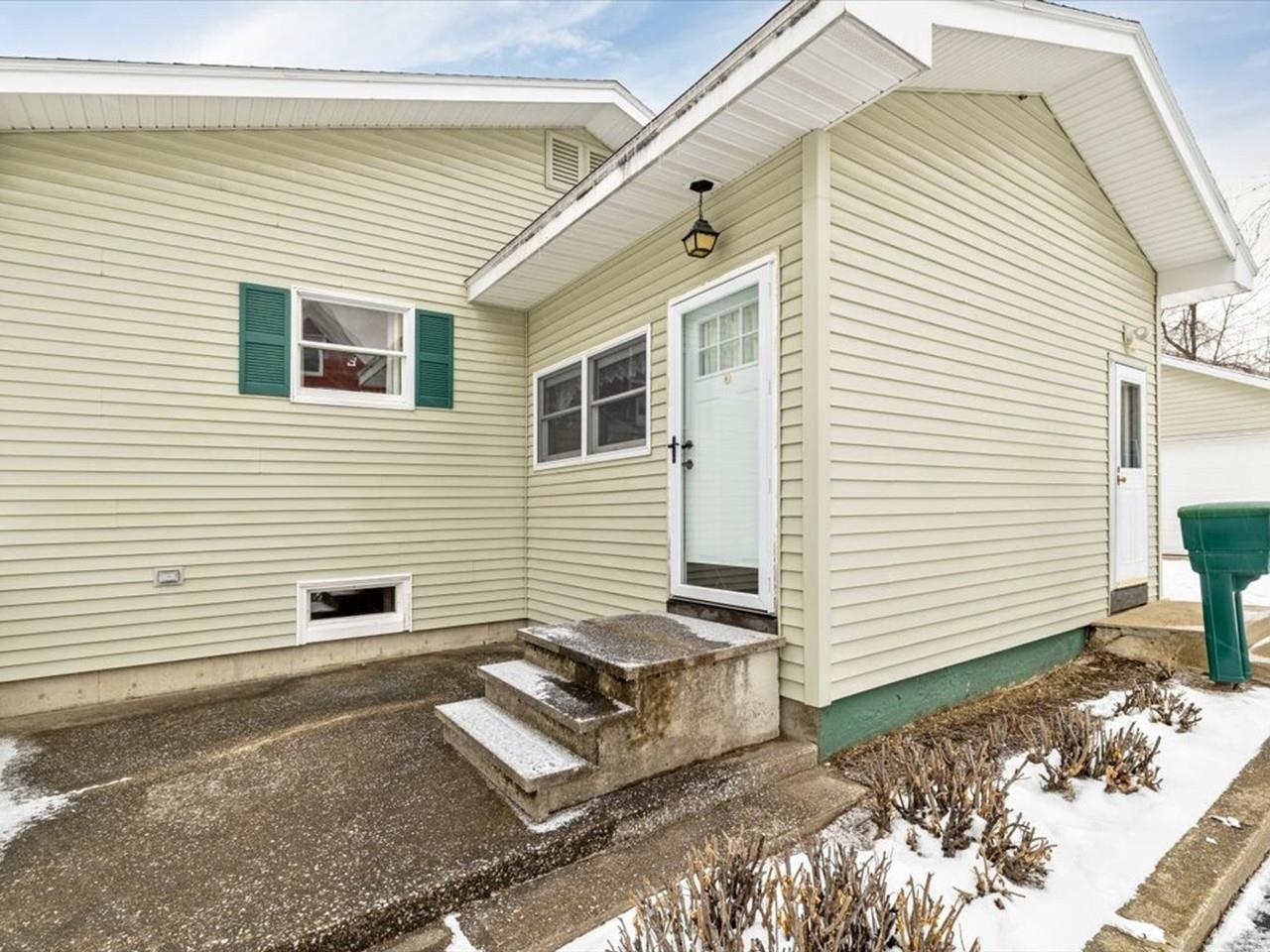 7 Sawyer Street St. Albans, VT 05478 - Photo 5 of 48