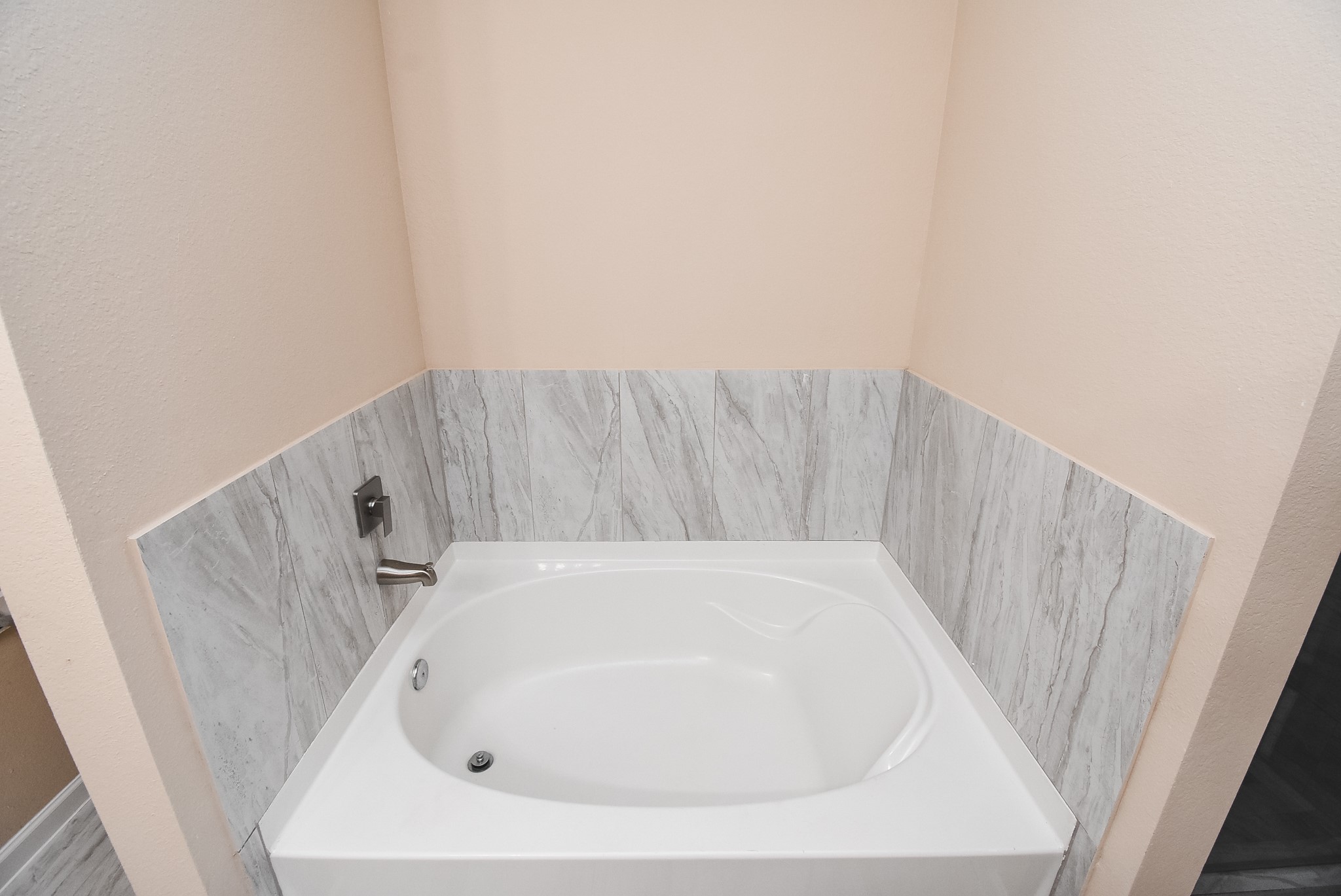 20815 Baronsledge Lane Katy, TX 77449 - Photo 25 of 31 a bathroom with a bathtub