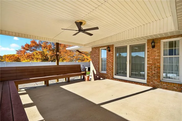 a view of a backyard