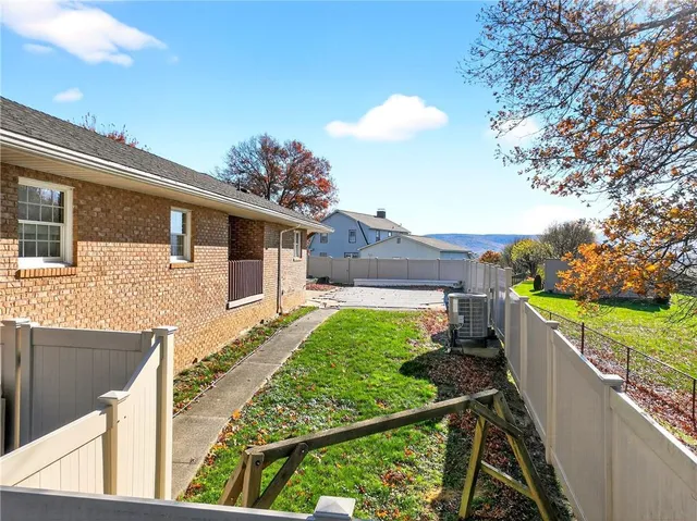 a view of a house with backyard