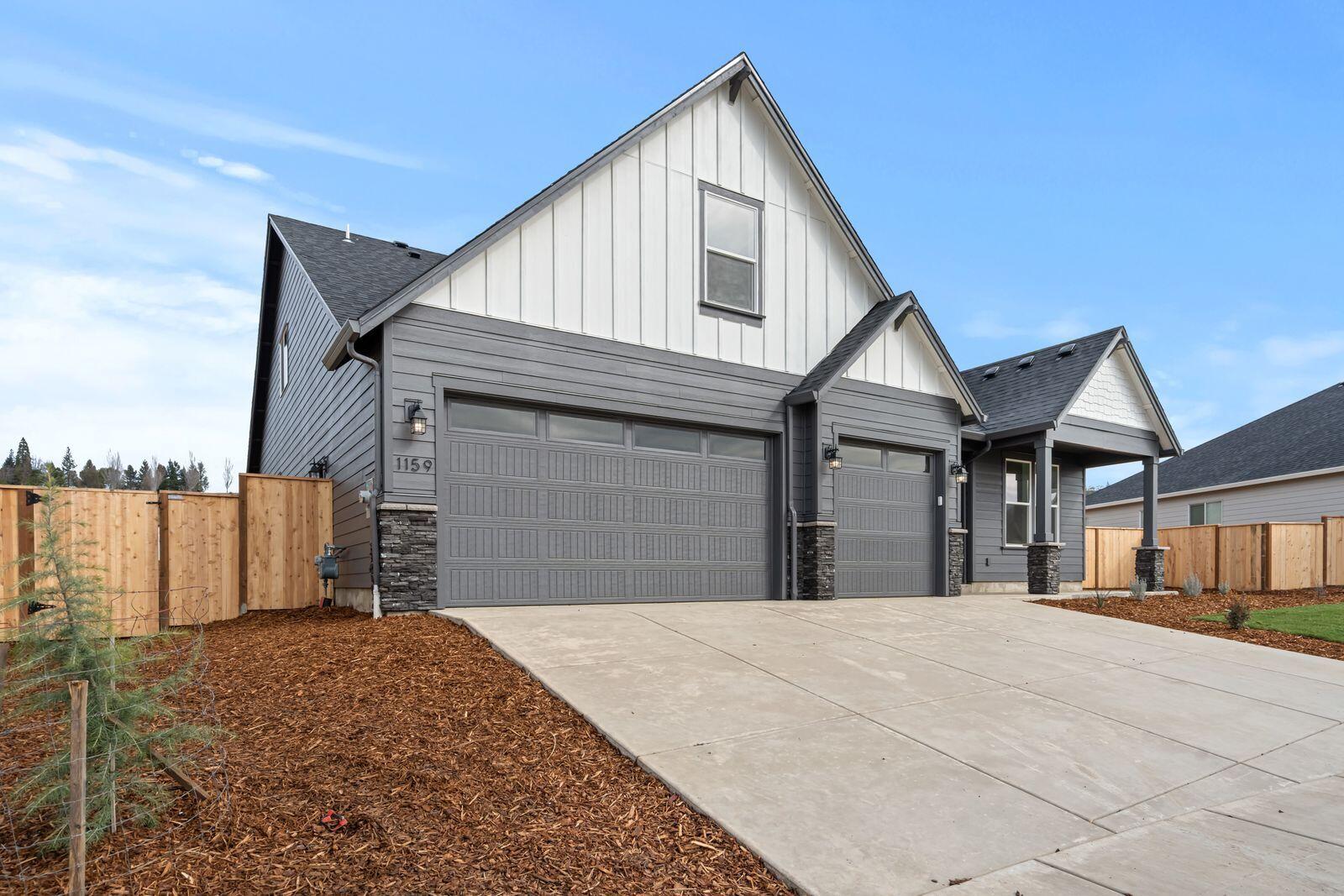 1159 Pumpkin Ridge, Unit 323 Eagle Point, OR 97524 - Photo 2 of 37