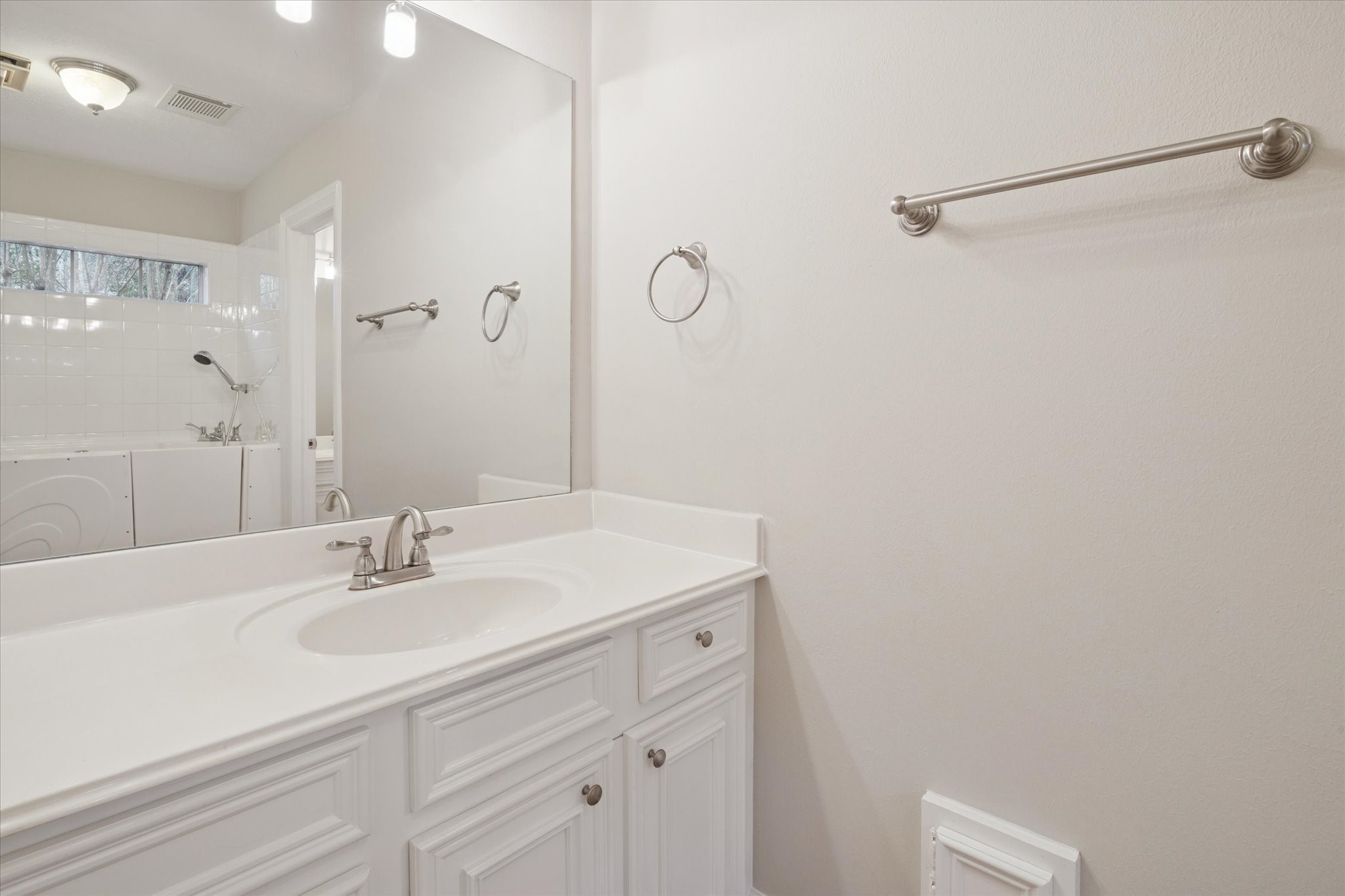 304 Scenic View Friendswood, TX 77546 - Photo 25 of 41 Jack and Jill bathroom off of Bedroom 3.