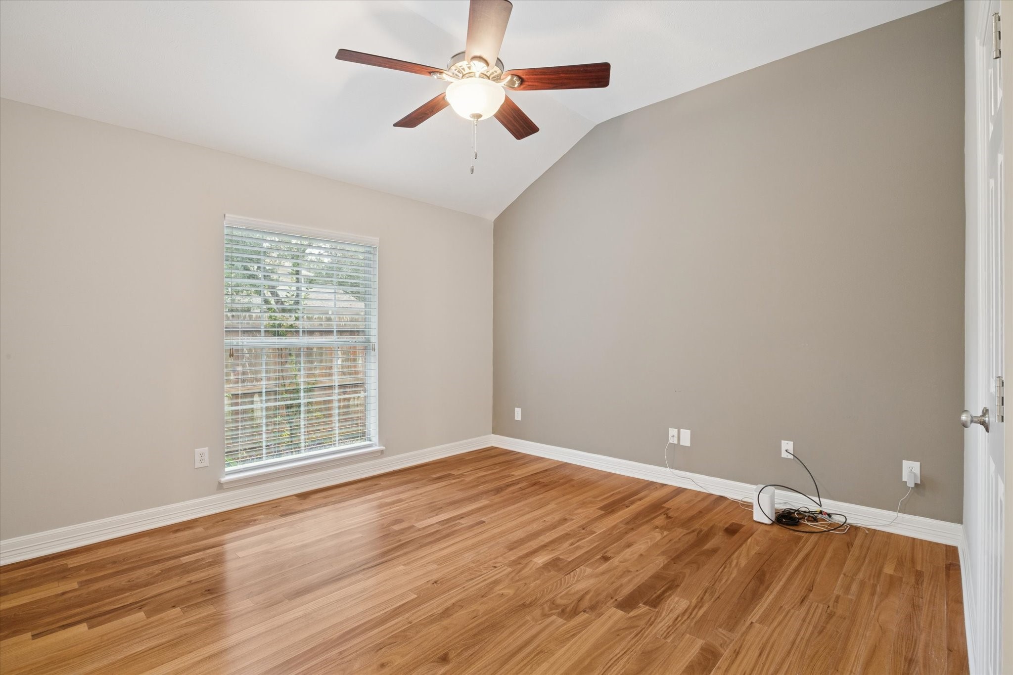304 Scenic View Friendswood, TX 77546 - Photo 27 of 41 Bedroom 3 has an attached Jack and Jill bathroom and a large walk-in closet.