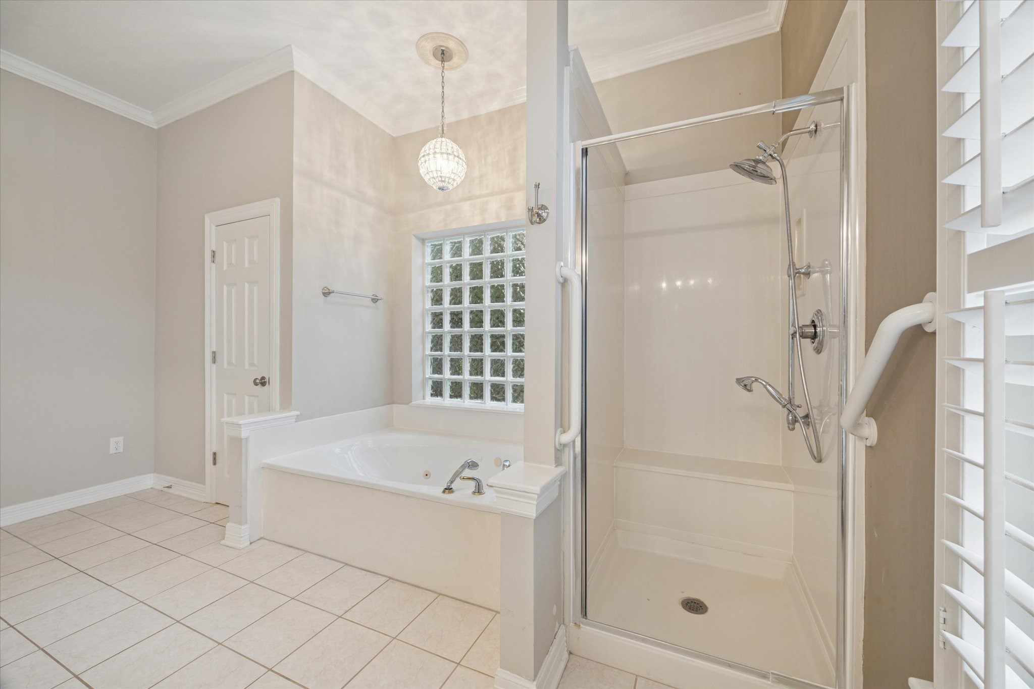 304 Scenic View Friendswood, TX 77546 - Photo 32 of 41 Large primary bathroom has jetted tub and separate shower. Owner removed door for his own safety, but it is available to be re-installed.