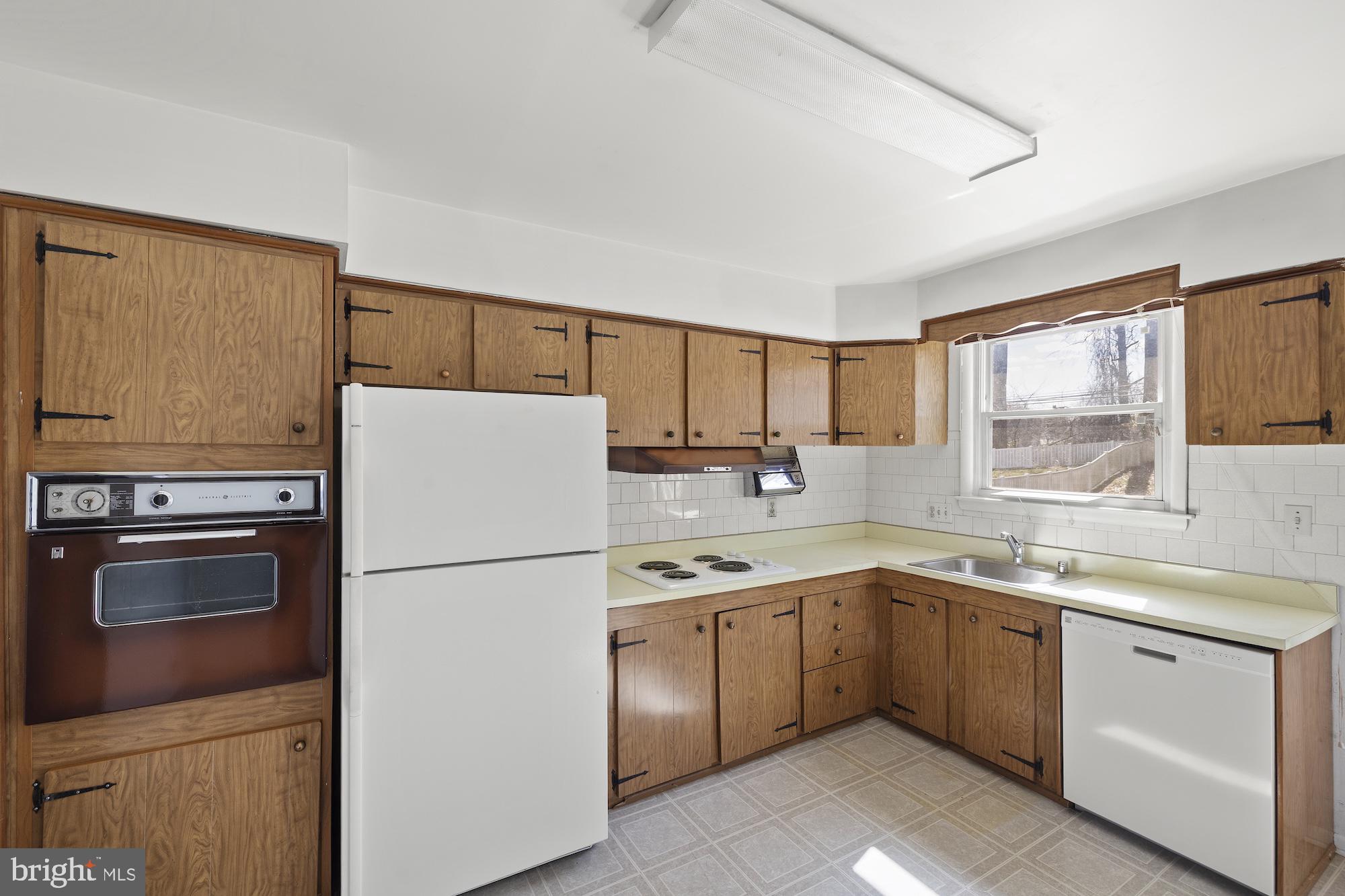 8605 Lucerne Road Randallstown, MD 21133 - Photo 12 of 30 a kitchen with a sink stove and refrigerator