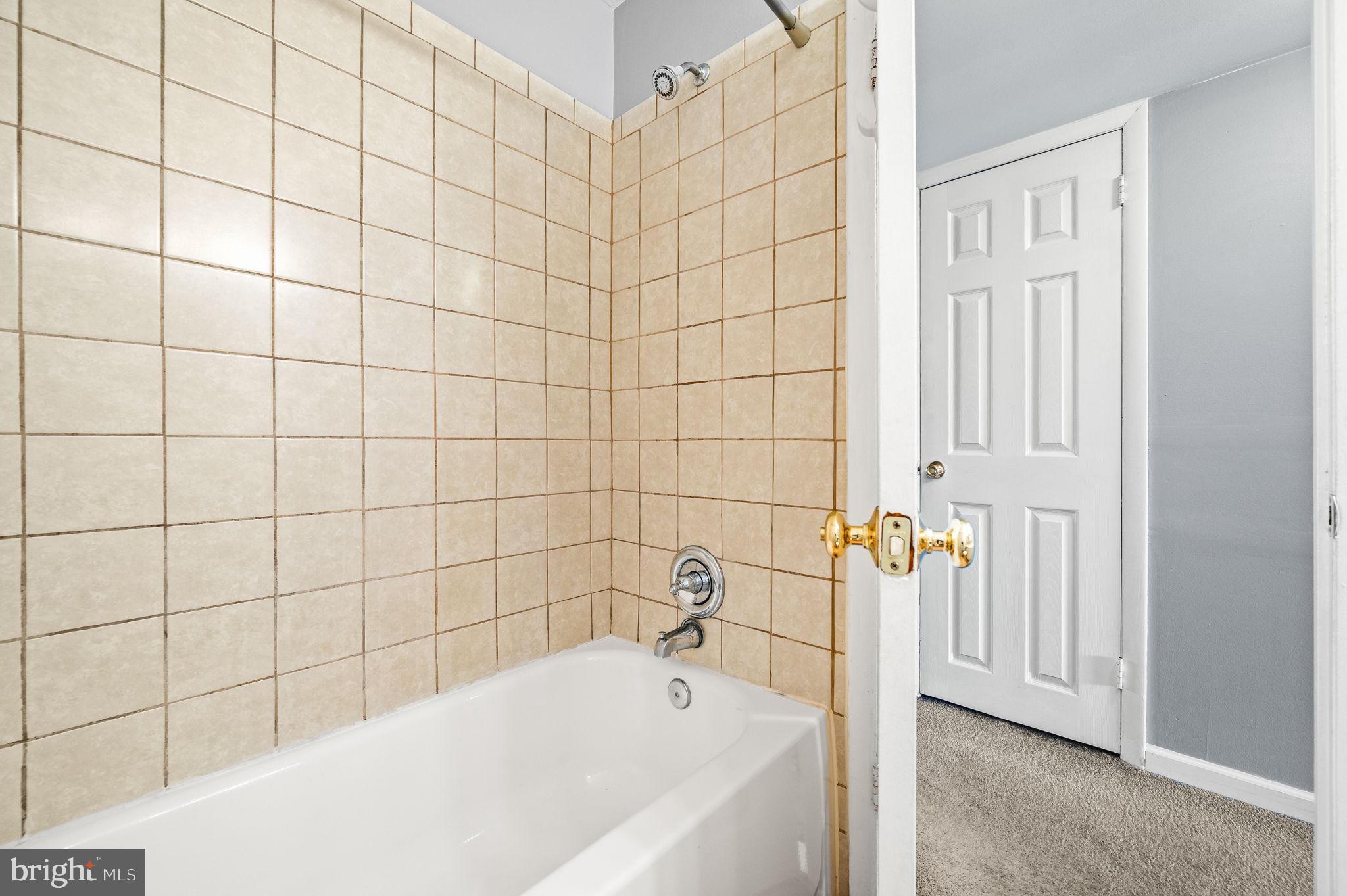 830 Putnam Boulevard, Unit B Wallingford, PA 19086 - Photo 10 of 14 a bathroom with a bathtub