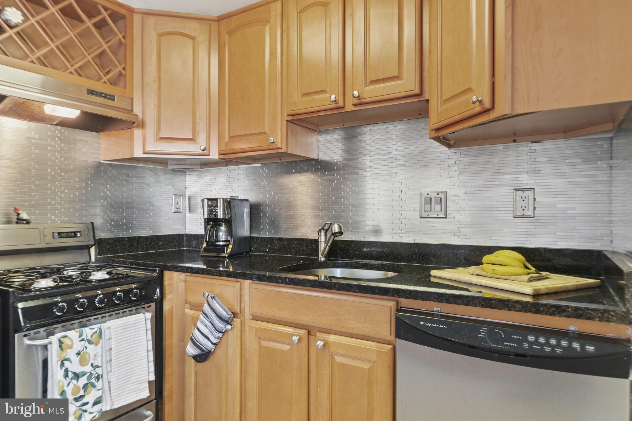 738 Longfellow Street Northwest, Unit 209 Washington, DC 20011 - Photo 11 of 21 Kitchen with granite counters