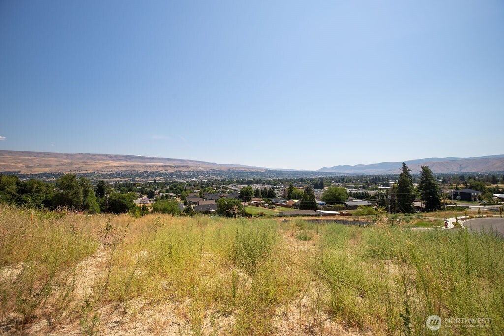 0 Lot 4 Farmstead Lane Wenatchee, WA 98801 - Photo 22 of 24 a view of a lake with houses