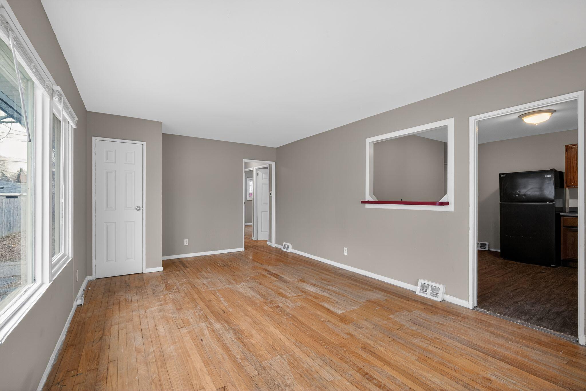 4847 North 48th Street Milwaukee, WI 53218 - Photo 8 of 38 12_4847_N_48th_St_Milwaukee_WI_53218-Liv