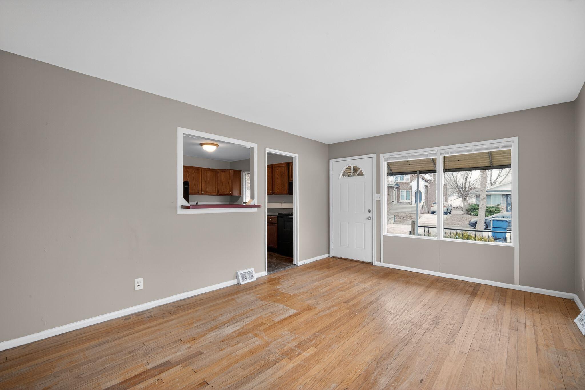4847 North 48th Street Milwaukee, WI 53218 - Photo 12 of 38 15_4847_N_48th_St_Milwaukee_WI_53218-Liv