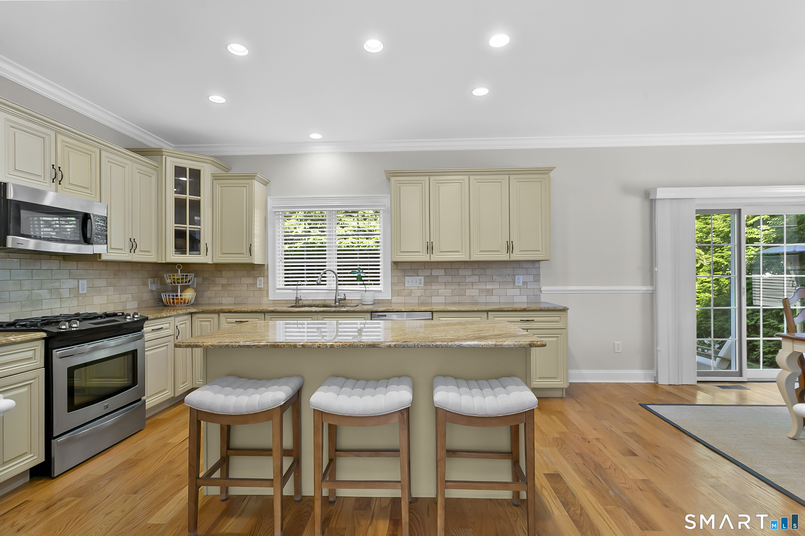 24 Warsaw Street Fairfield, CT 06825 - Photo 3 of 29