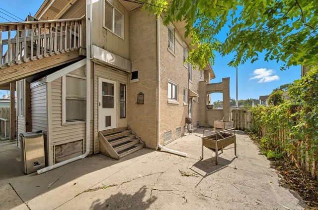 a view of a backyard