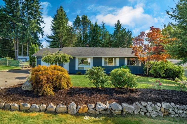 a view of a house with backyard and garden