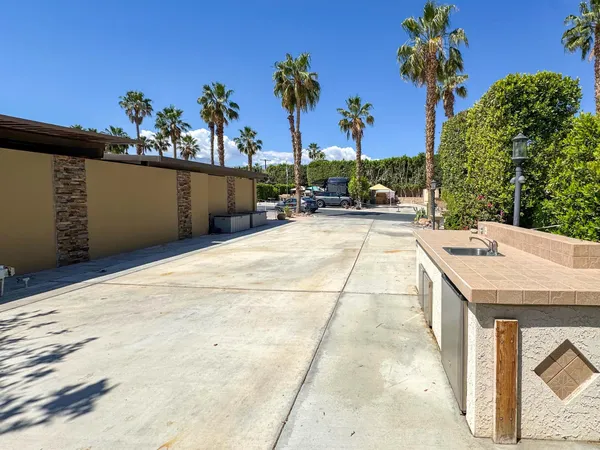 a view of a backyard
