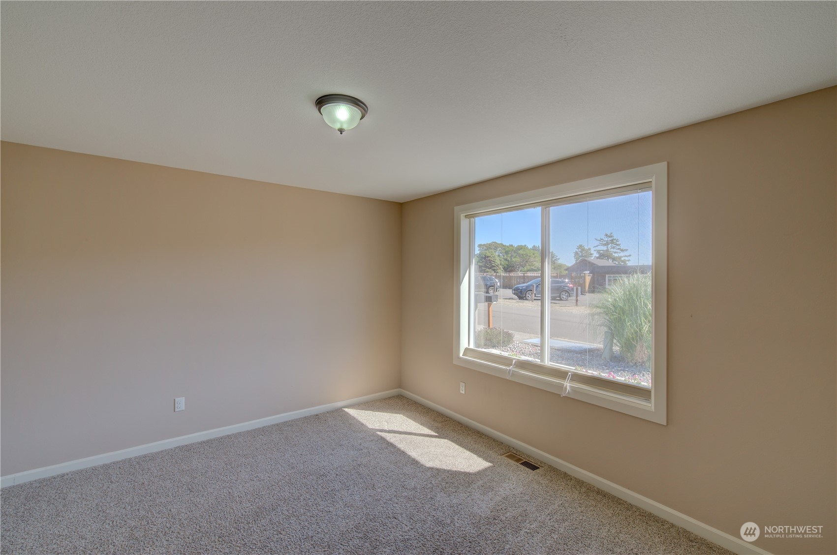 206 Pioneer Road West Long Beach, WA 98631 - Photo 19 of 39 an empty room with a window