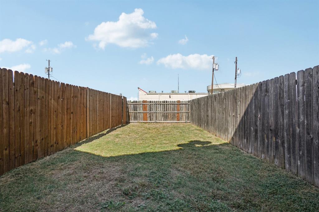 4021 Preferred Place Dallas, TX 75237 - Photo 23 of 25 a view of a backyard
