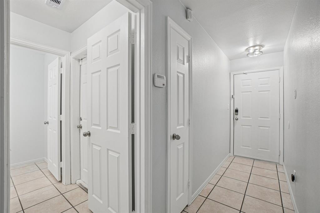 4021 Preferred Place Dallas, TX 75237 - Photo 4 of 25 a view of a bathroom