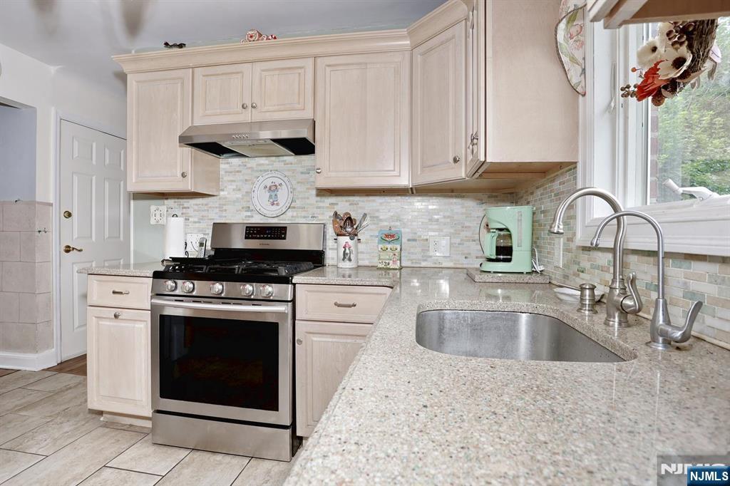 393 New Bridge Road Bergenfield, NJ 07621 - Photo 12 of 37