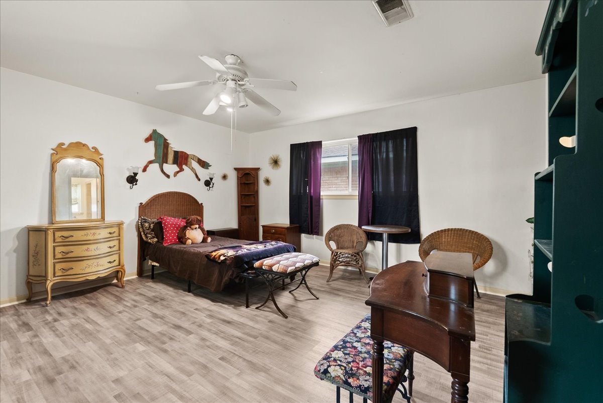 11518 Mullins Drive Houston, TX 77035 - Photo 23 of 31 Bedroom large room.