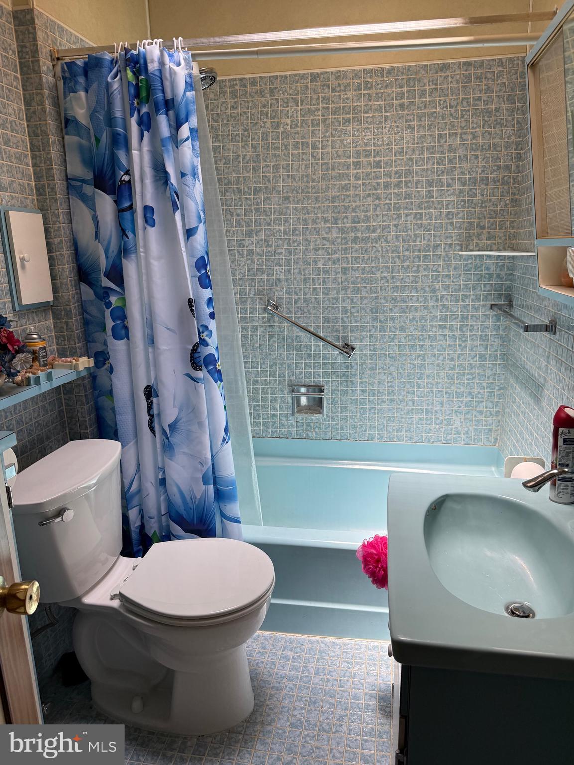 964 Bridge Street Philadelphia, PA 19124 - Photo 10 of 14 3 Piece Hall Bath