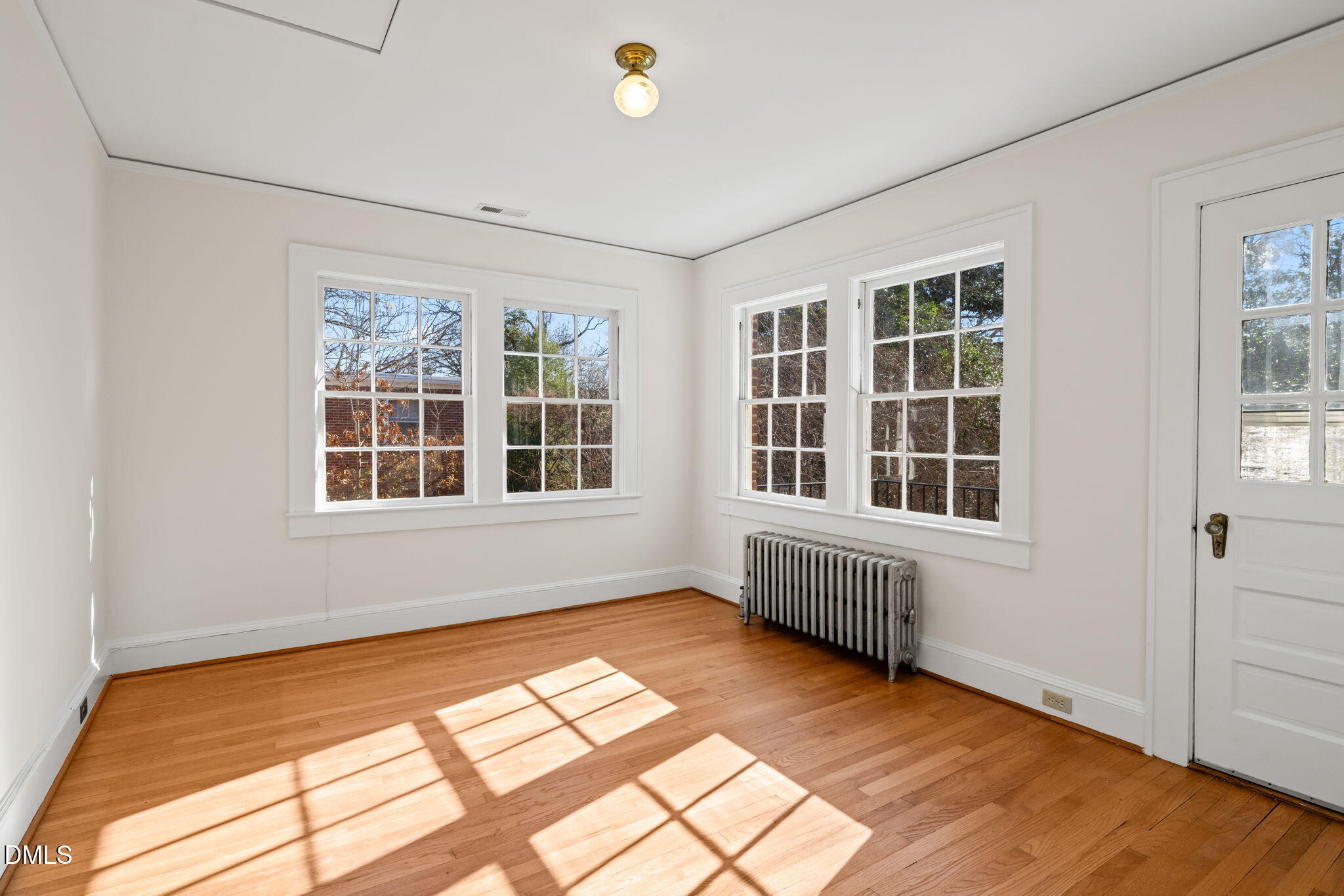 907 West Johnson Street Raleigh, NC 27605 - Photo 24 of 43 an empty room with windows