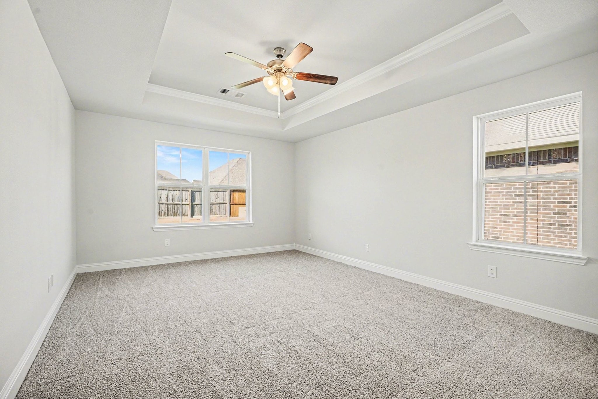 5 Keystone Court Angleton, TX 77515 - Photo 21 of 33 en empty room with windows and ceiling fan