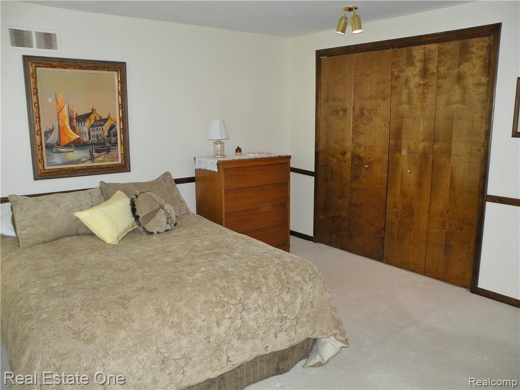 5216 Aintree Road Rochester, MI 48306 - Photo 19 of 42 Great Closet Space!