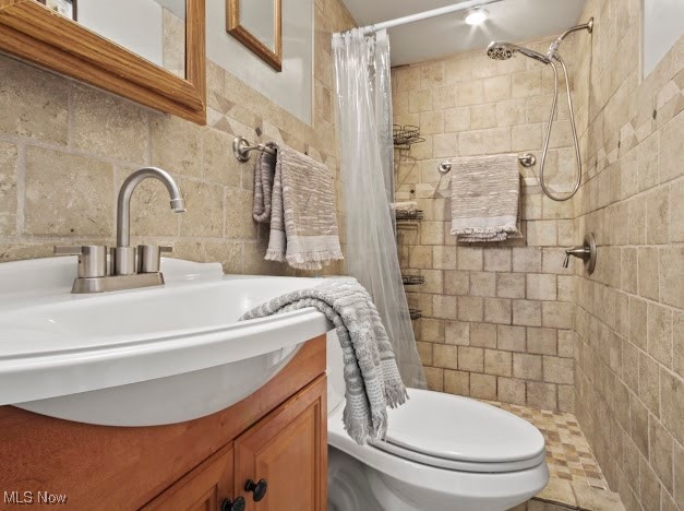 284 Wilson Street Struthers, OH 44471 - Photo 13 of 16 Bathroom with vanity and tiled shower