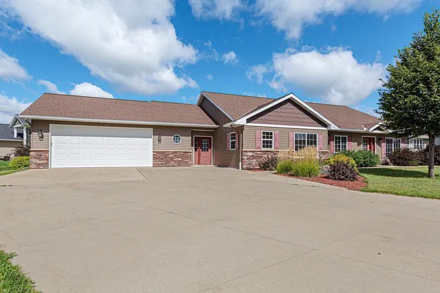 $569,900 | 2203 Rolling Green Lane, North Mankato, MN 56003