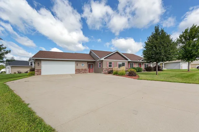 $569,900 | 2203 Rolling Green Lane, North Mankato, MN 56003