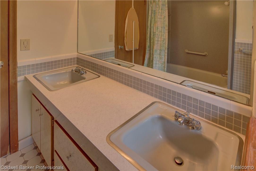 796 Wilwood Road Rochester, MI 48309 - Photo 17 of 36 2018 796 Wilwood RH 4625_7_9_FI.jpg