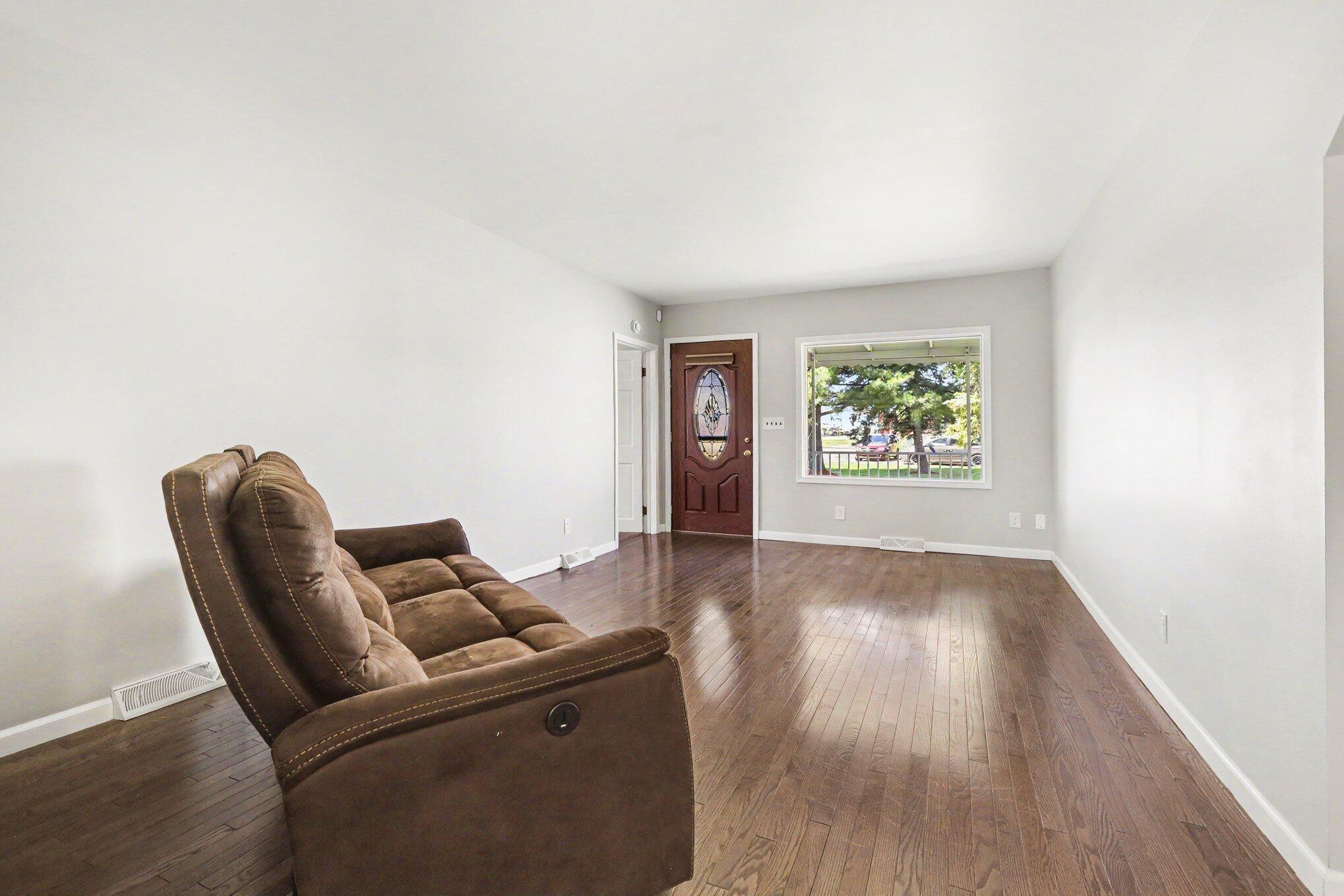 28269 Goddard Road Romulus, MI 48174 - Photo 3 of 28 005_file_5264