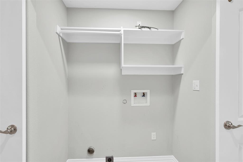 622 East Heron Street Denison, TX 75021 - Photo 11 of 20 Laundry room with gas dryer hookup and hookup for a washing machine