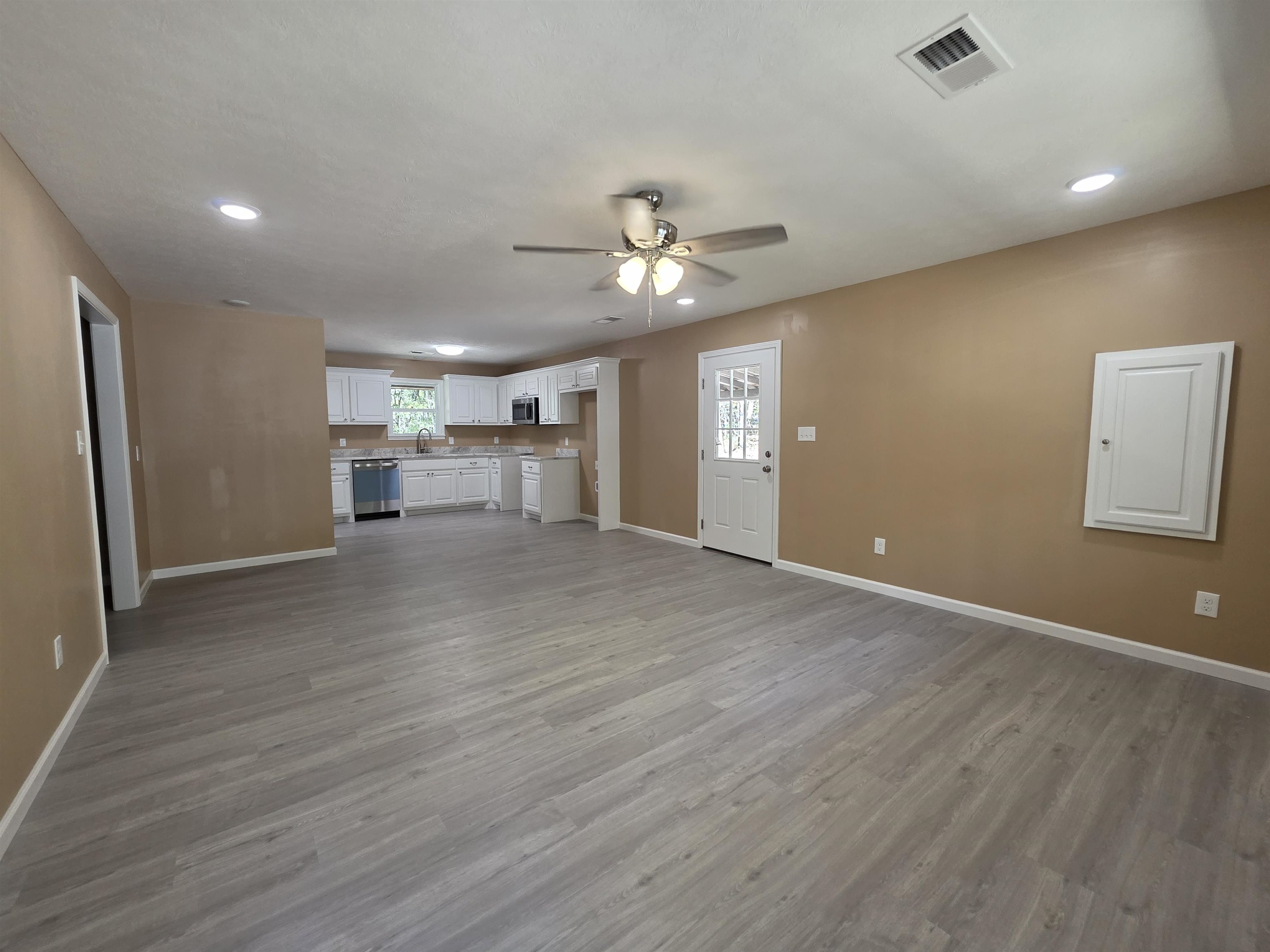 1020 Jade Road Savannah, TN 38372 - Photo 6 of 16 a view of a livingroom with a ceiling fan wooden floor and a ceiling fan