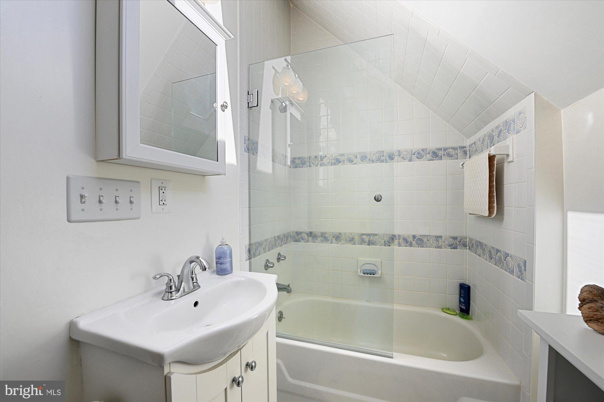 1631 Concordia Drive Pasadena, MD 21122 - Photo 31 of 53 2nd floor full bathroom