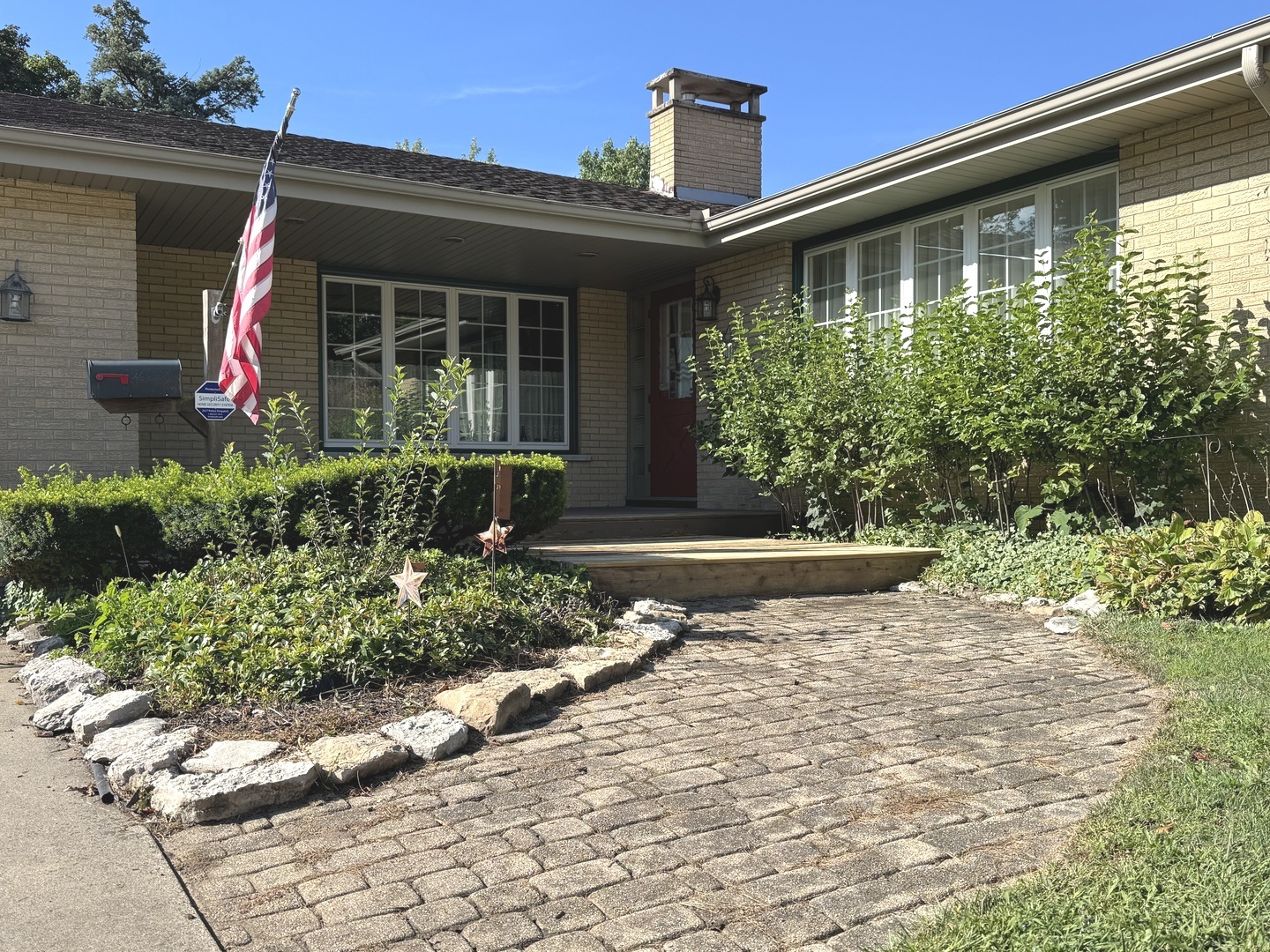 1442 West Budd Boulevard Kankakee, IL 60901 - Photo 2 of 27 a front view of a house with garden