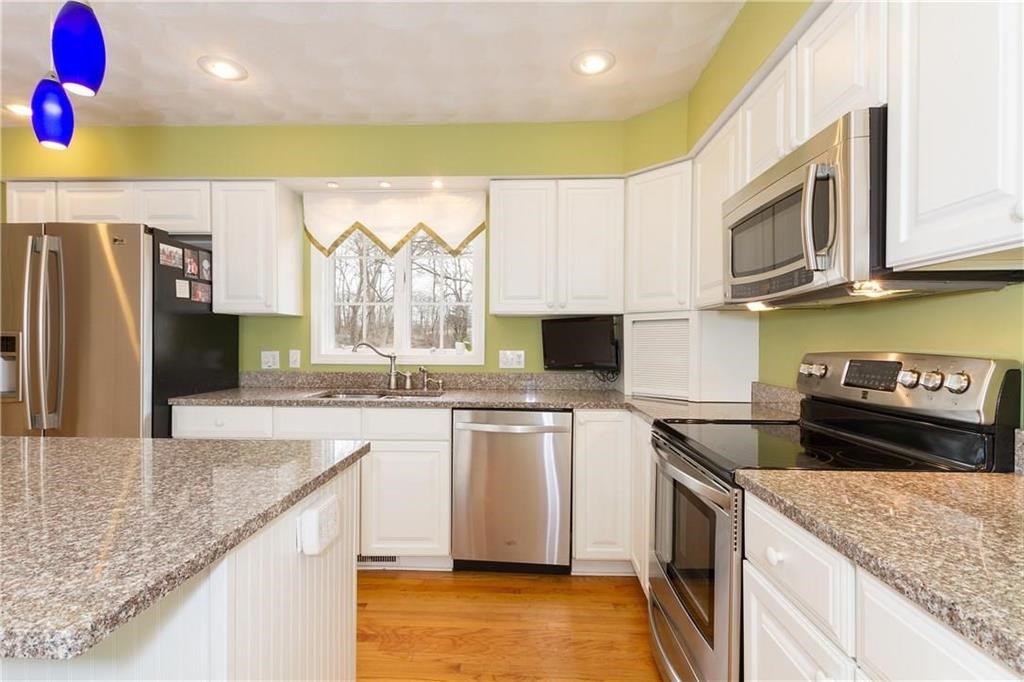 17 Wicklow Road Westerly, RI 02891 - Photo 5 of 28