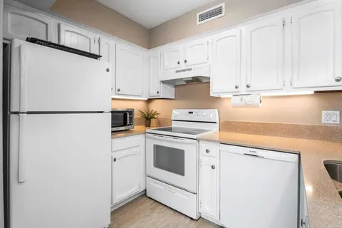 $475,000 | 75-6082 Alii Drive, Unit B221, Kailua-Kona, HI 96740